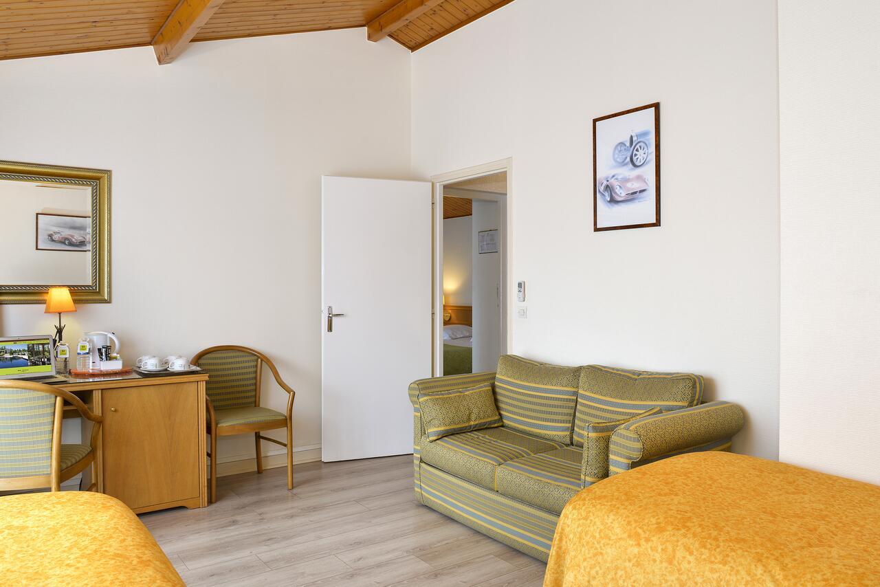 Logis Hotel Val De Vienne Le Vigeant Exterior foto