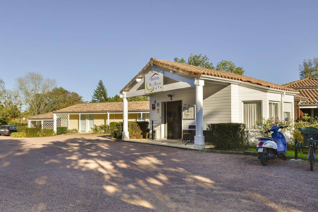Logis Hotel Val De Vienne Le Vigeant Exterior foto