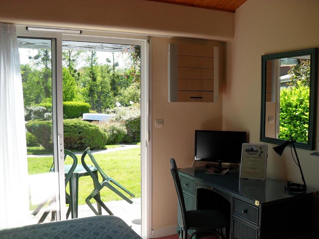 Logis Hotel Val De Vienne Le Vigeant Exterior foto